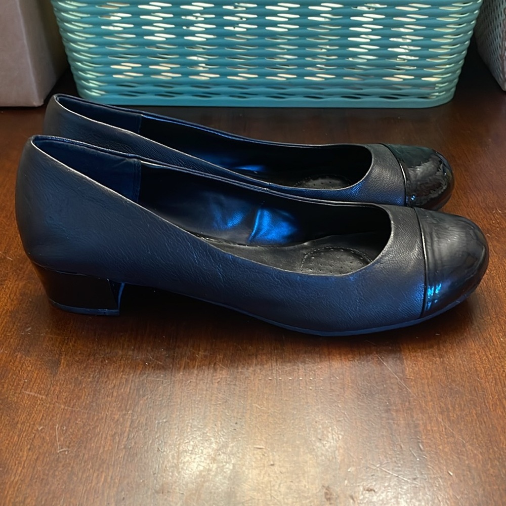 Kenneth Cole Reaction Women's Black Heels - Picture 3 of 7